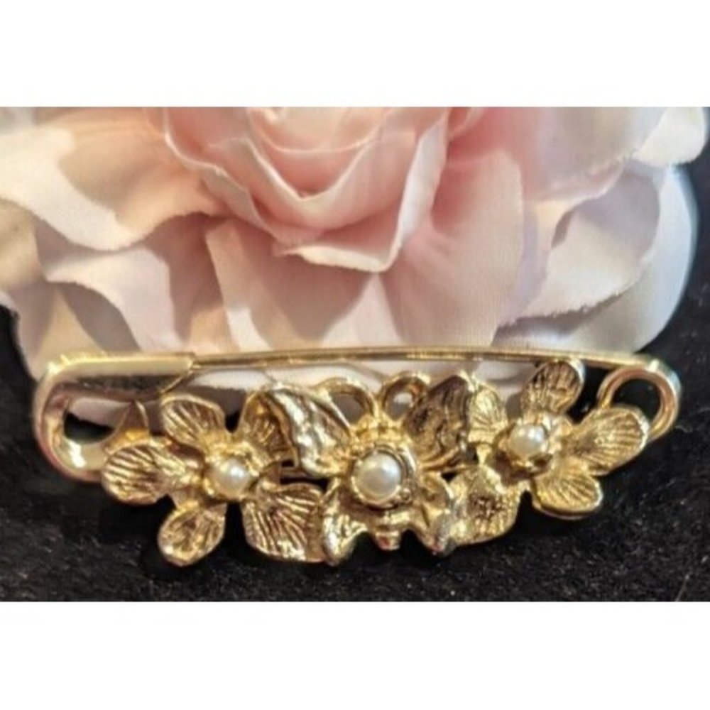 Vintage Triple Flower Gold Tone Faux Pearl Brooch Pin 1.5"